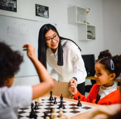 Chica y niños en clases